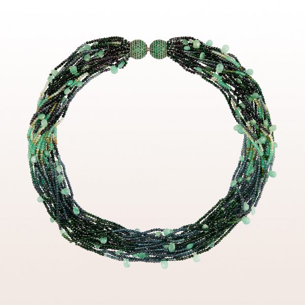 Necklace with tourmalines, emerald and an emerald-occupied 4,65ct 18kt yellow gold clasp 