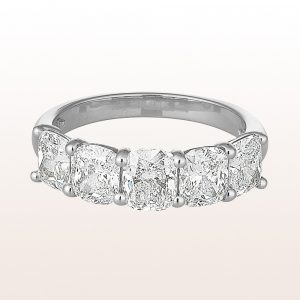Ring mit Cushion cut Diamanten 2,92ct in Platin
