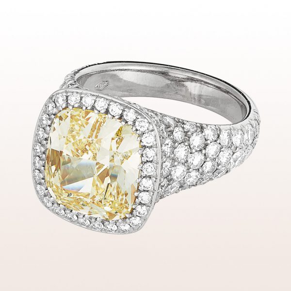 Ring with cushion cut diamonds in fancy yellow 5,44ct and brilliant cut diamonds 2,75ct in platinum
