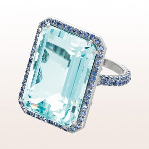 Ring with aquamarine 29,15ct and sapphire 2,26ct in 18kt white gold