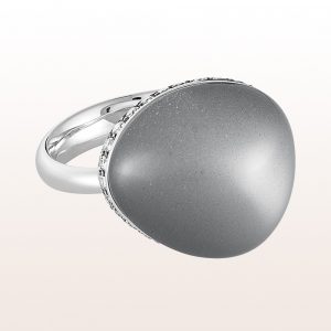Ring mit grauem Mondstein 15,35ct und Brillanten 0,48ct in 18kt Weißgold