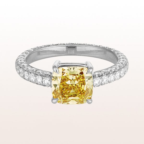 Ring with cushion cut diamonds in fancy deep yellow 2,35ct and brilliant cut diamonds 1,43ct in 18kt white gold