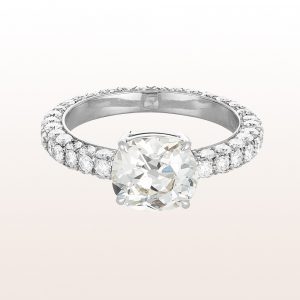 Ring mit Cushion cut Diamant 2,32ct und Brillanten 1,70ct in 18kt Weißgold