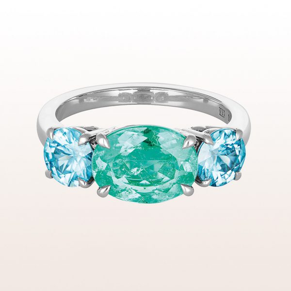 Ring mit hellgrünem Smaragd 2,22ct und zwei blauen Zirkonen 2,06ct in 18kt Weißgold