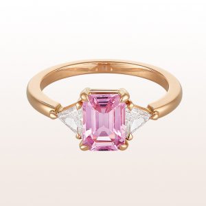 Rin gwith pink sapphire 1,50ct and triangle cut diamonds 0,37ct in 18kt rose gold