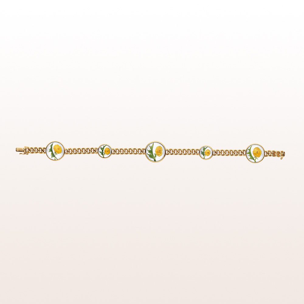 Bracelet with engraved crystal quartz and mother of pearls in 18kt yellow gold
