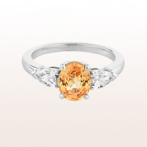 Ring with yellow orange sapphire 1,75ct and brilliant cut diamonds 0,64ct in 18kt white gold