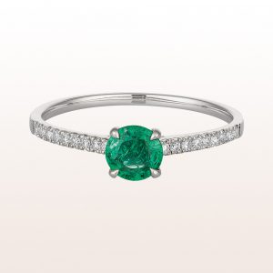 Ring with emerald 0,38ct and brilliant cut diamonds 0,11ct in 18kt white gold