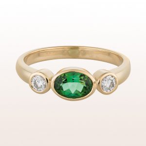 Ring with green tourmaline 0,81ct and brilliant cut diamonds 0,24ct in 18kt yellow gold