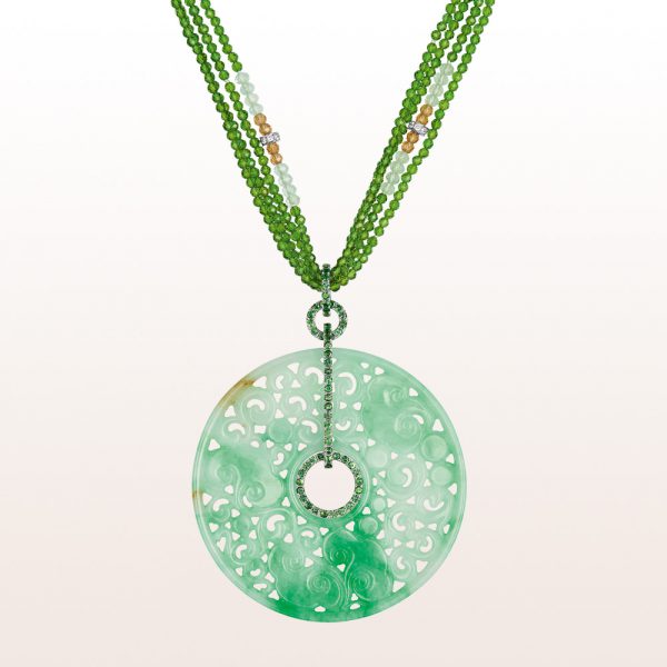 Anhänger mit grüner Jade und Tsavorit 1,27ct auf einem Collier mit Tsavorit, Opal und einer 18kt Weißgold Brillantschließe