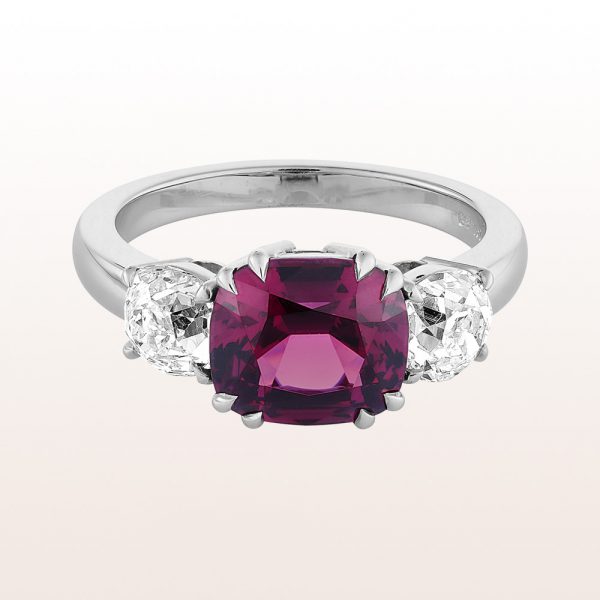 Ring mit violettem Granat 4,24ct und Diamanten 1,40ct in 18kt Weißgold