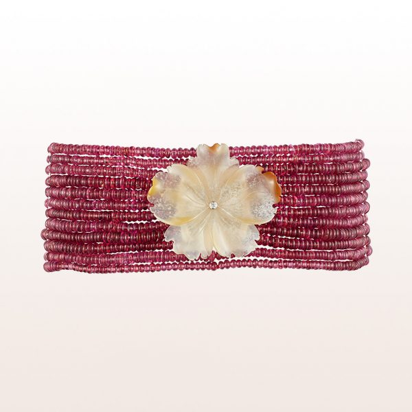 Necklace de chien with agate blossom, garnet and brilliant cut diamonds 0,03ct in 18kt white gold